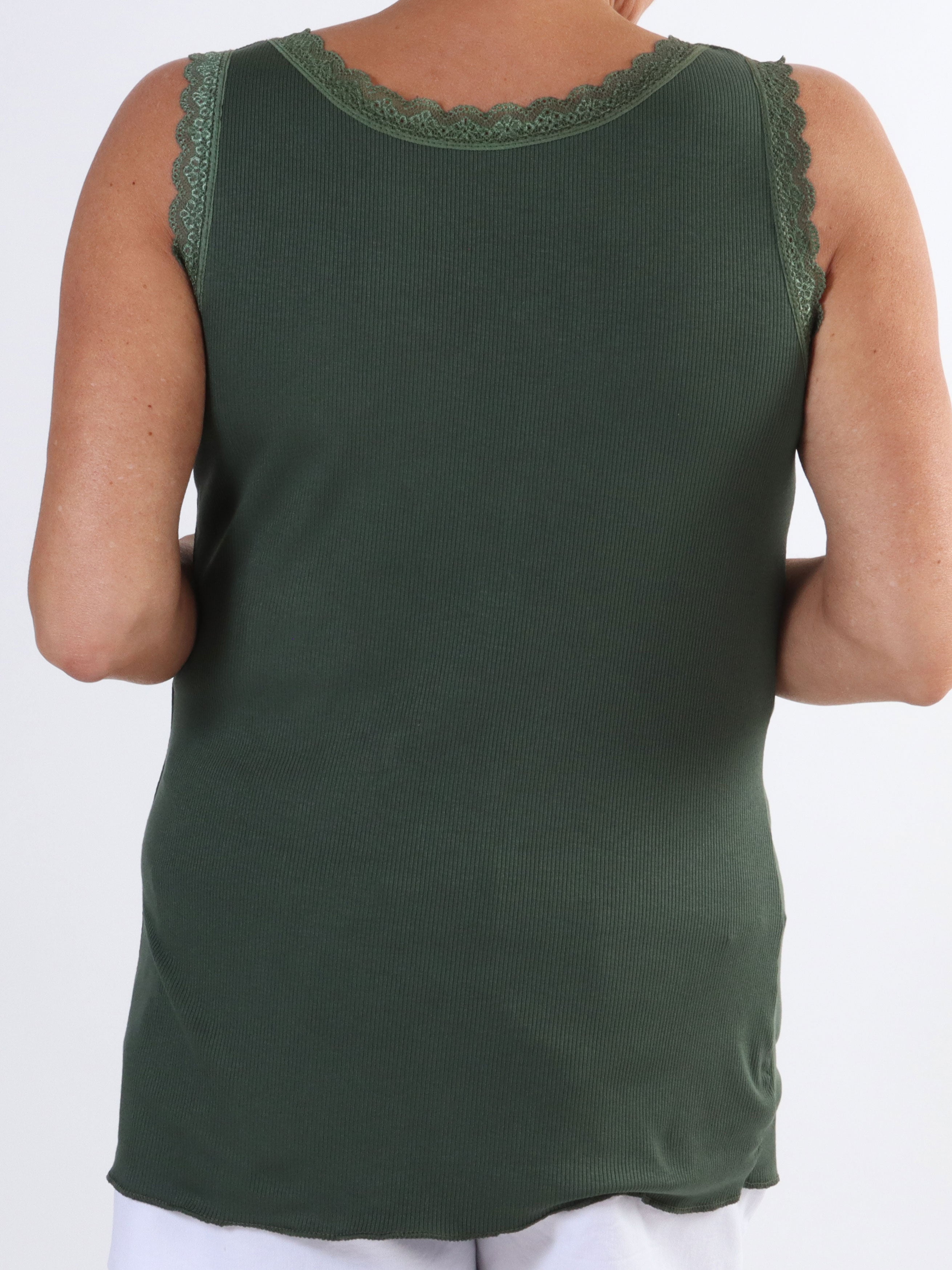 Ibina - Sød plus size top med rib og blondekanter